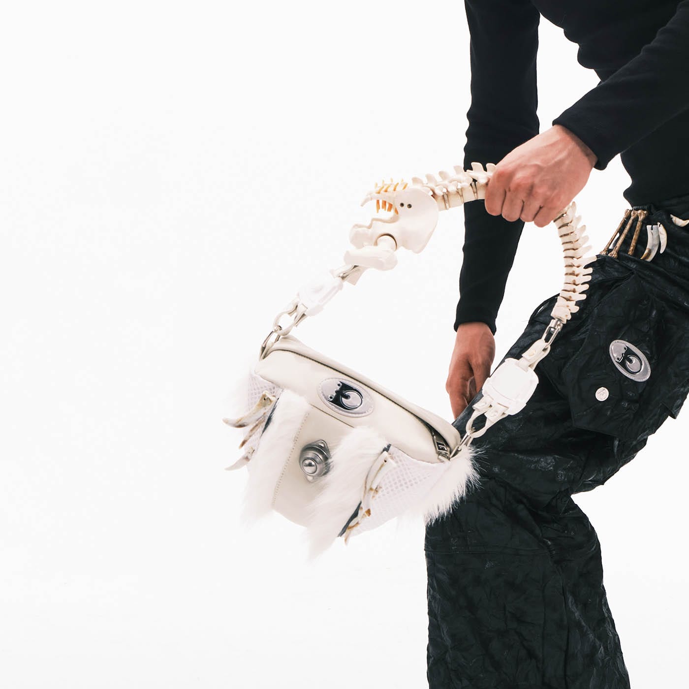 Sac en fourrure inspiré des squelettes