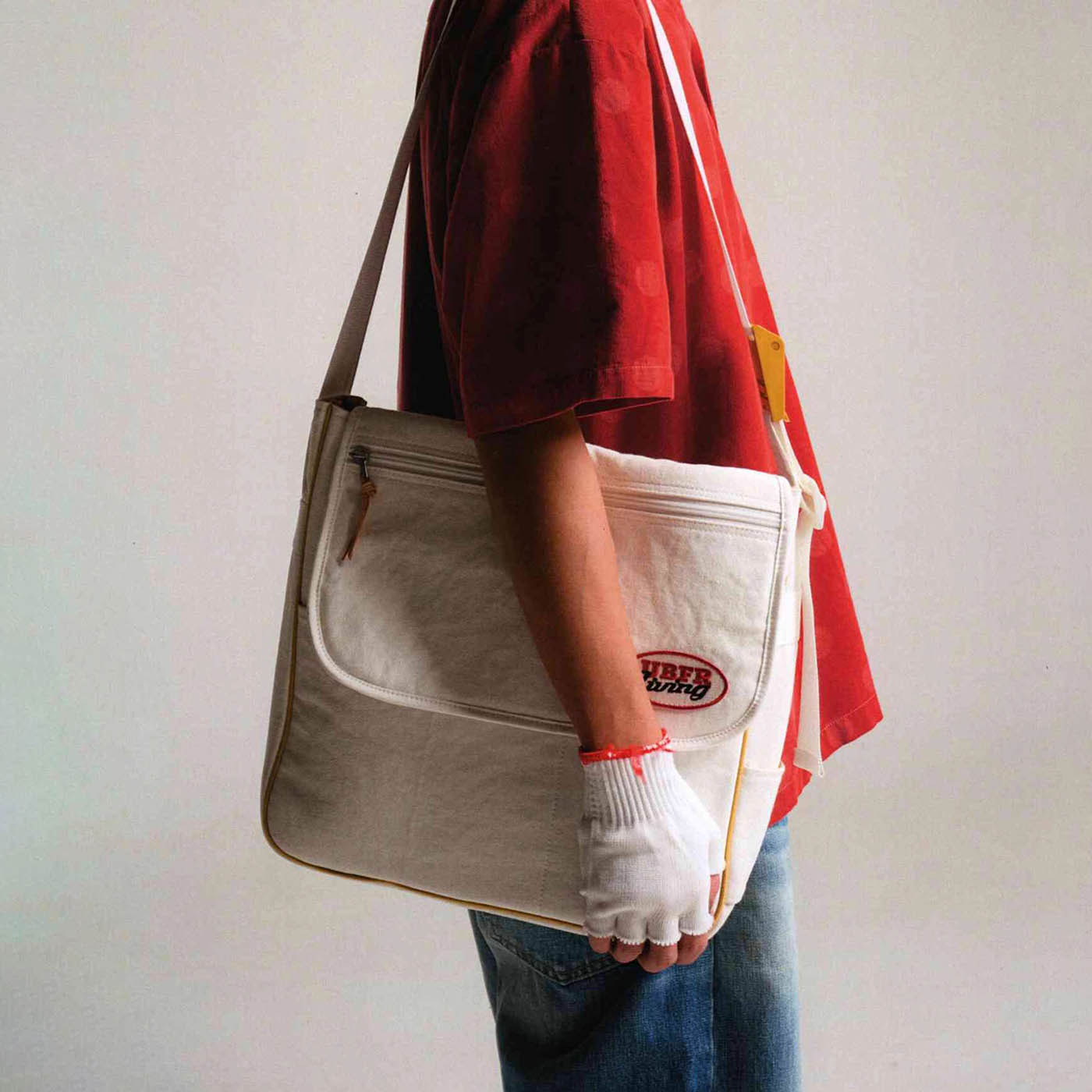 Sac bandoulière chic prêt pour l'aventure