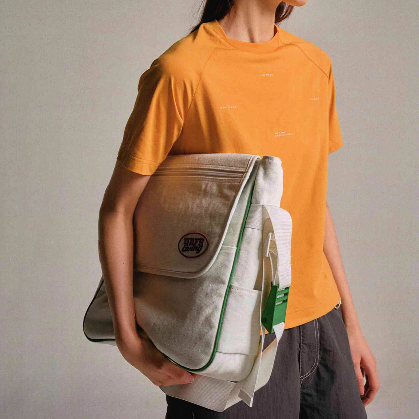 Sac bandoulière chic prêt pour l'aventure