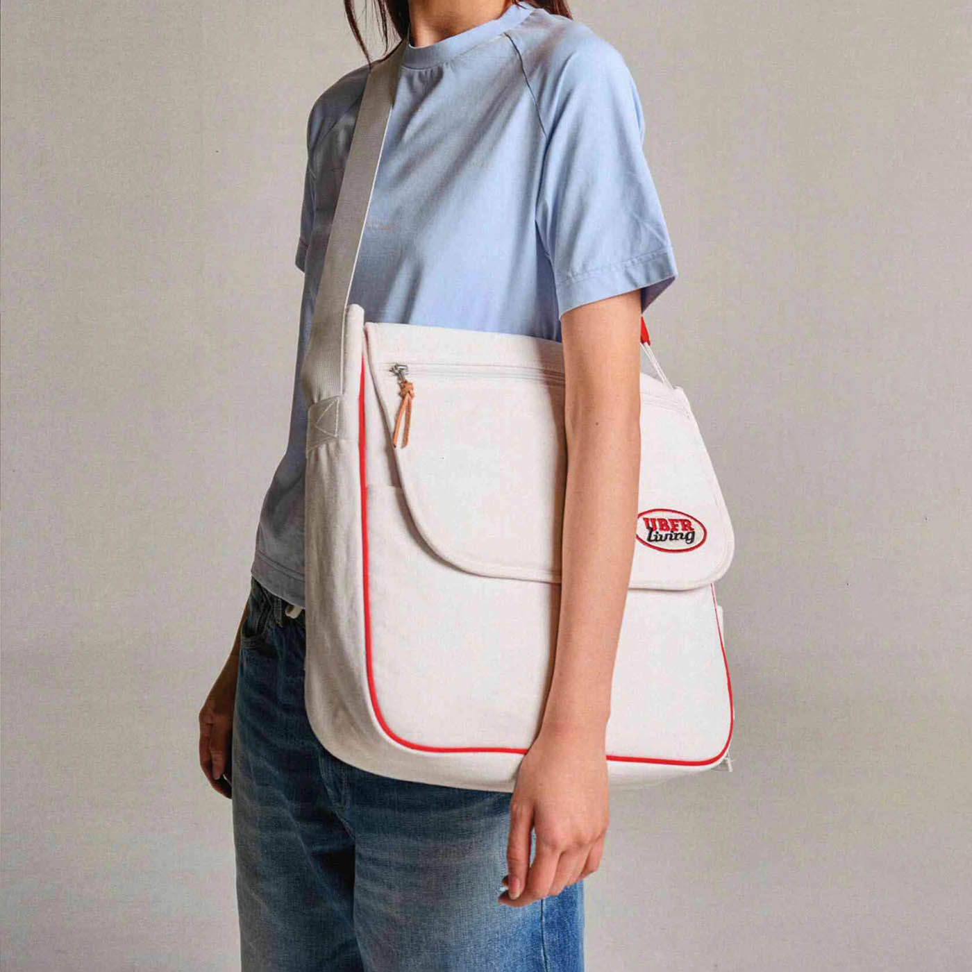 Sac bandoulière chic prêt pour l'aventure