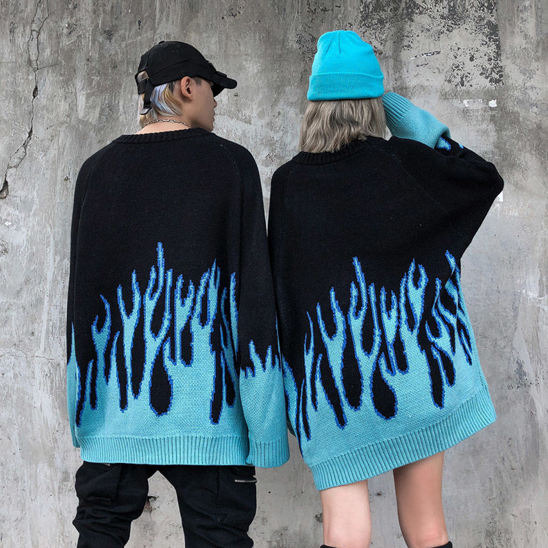 Pull en tricot bleu flamme