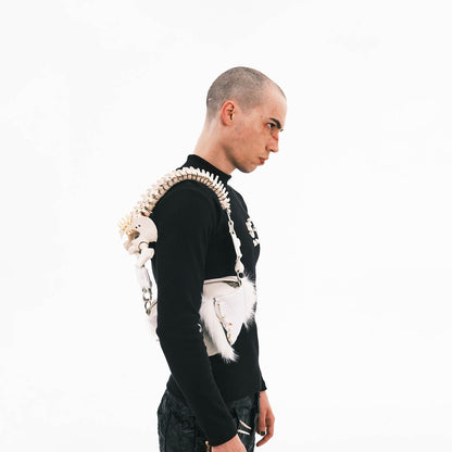 Sac en fourrure inspiré des squelettes