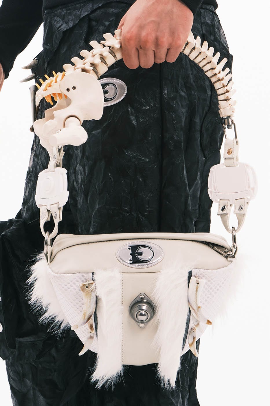 Sac en fourrure inspiré des squelettes