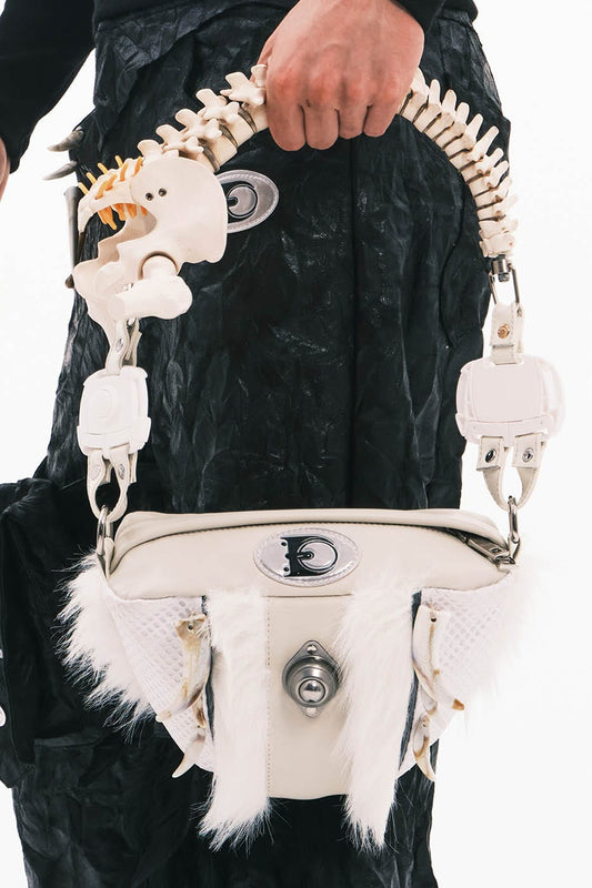 Sac en fourrure inspiré des squelettes