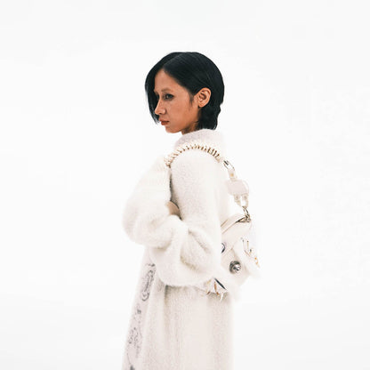 Sac en fourrure inspiré des squelettes