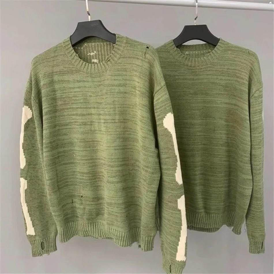 Pull vert avec motif de squelette
