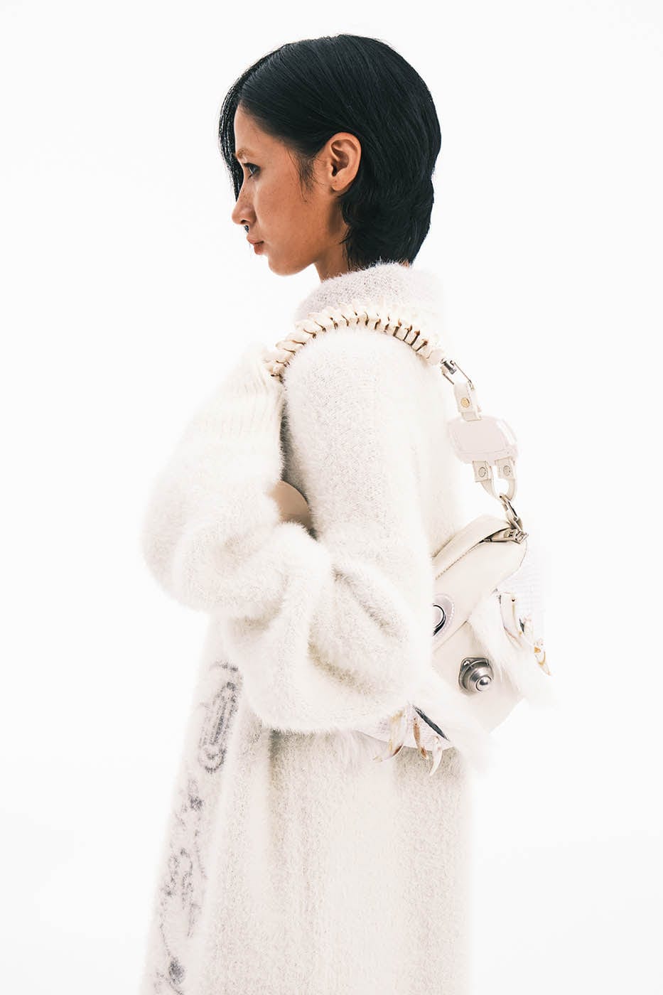 Sac en fourrure inspiré des squelettes