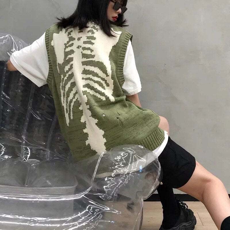 Pull vert avec motif de squelette