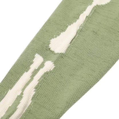 Pull vert avec motif de squelette