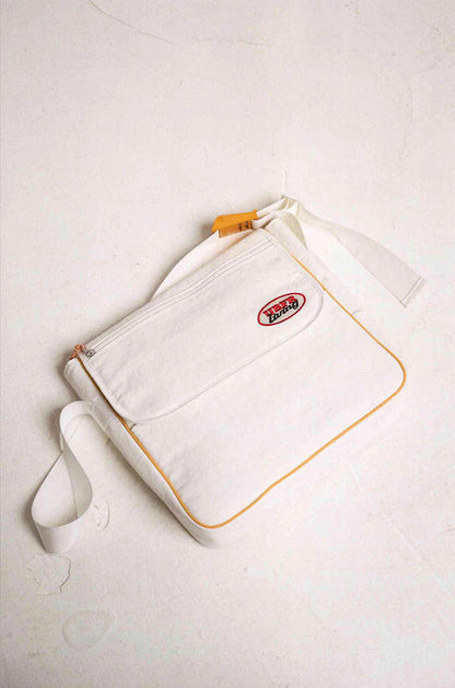 Sac bandoulière chic prêt pour l'aventure