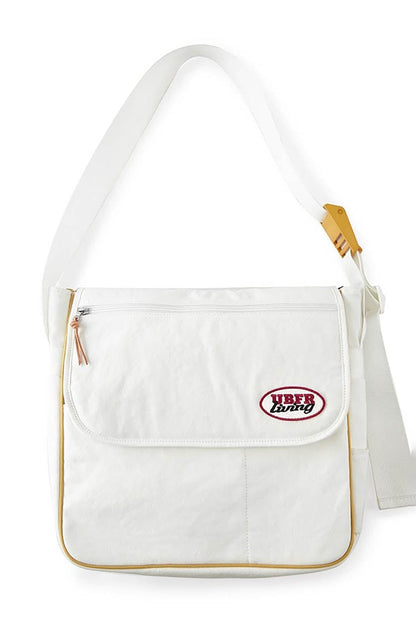 Sac bandoulière chic prêt pour l'aventure