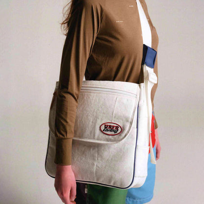 Sac bandoulière chic prêt pour l'aventure