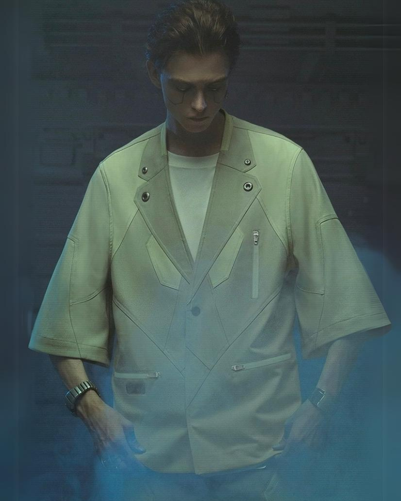 Costume à manches courtes infusé de technologie