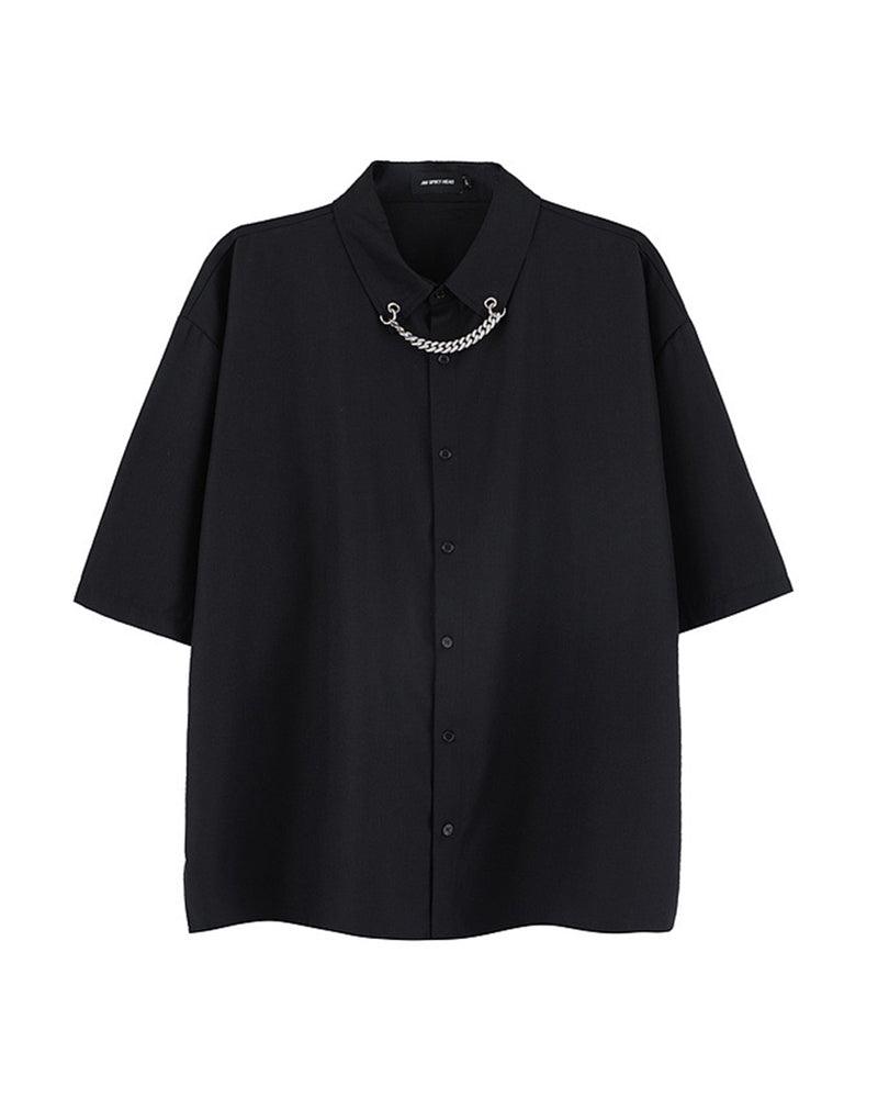 Chemise Chic avec Accent Chaîne -  détail chaîne - Chemise Chic Techwear à Manches Courtes avec Chaîne