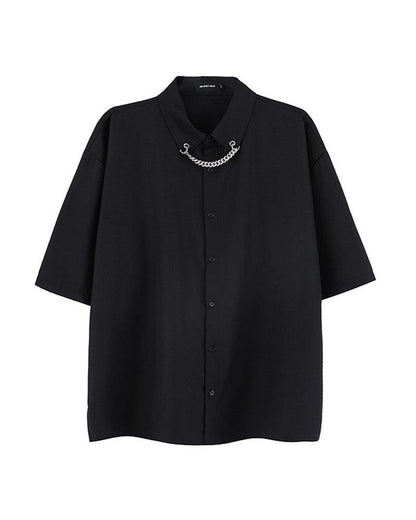 Chemise Chic avec Accent Chaîne -  détail chaîne - Chemise Chic Techwear à Manches Courtes avec Chaîne