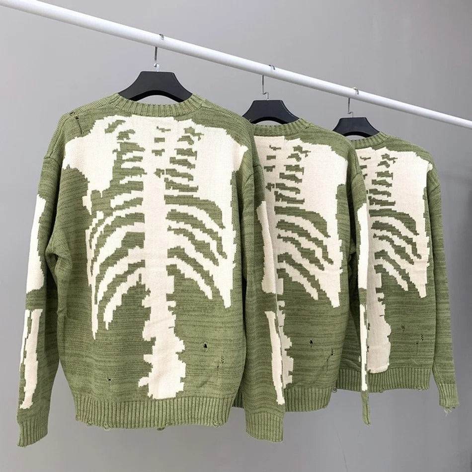 Pull vert avec motif de squelette