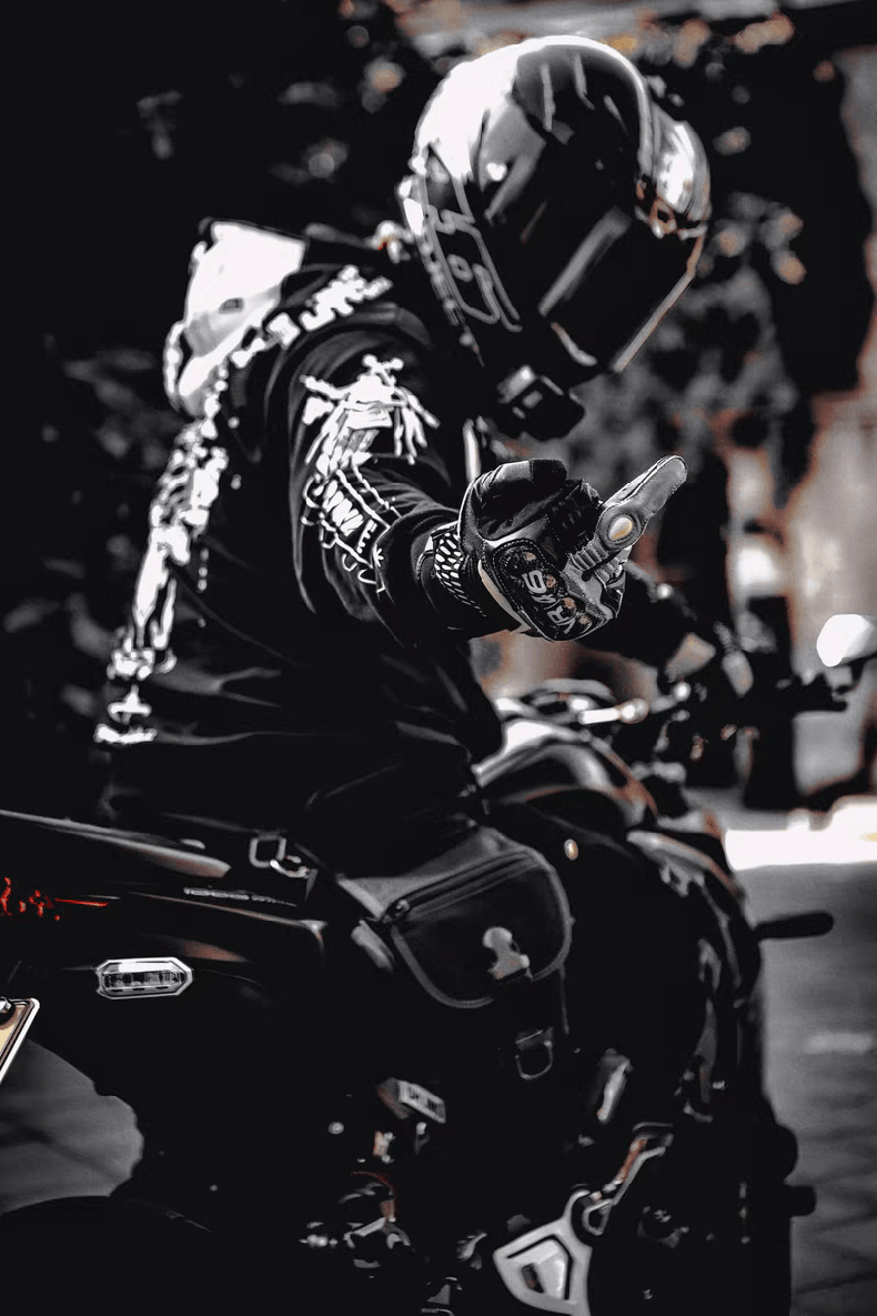 Hoodie Graphique de Motard Révolutionnaire -  style techwear - Hoodie Graphique de Motard au Style Futuriste
