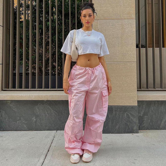 Pantalon cargo parachute rose - style streetwear - Pantalon cargo parachute rose pour un style décontracté