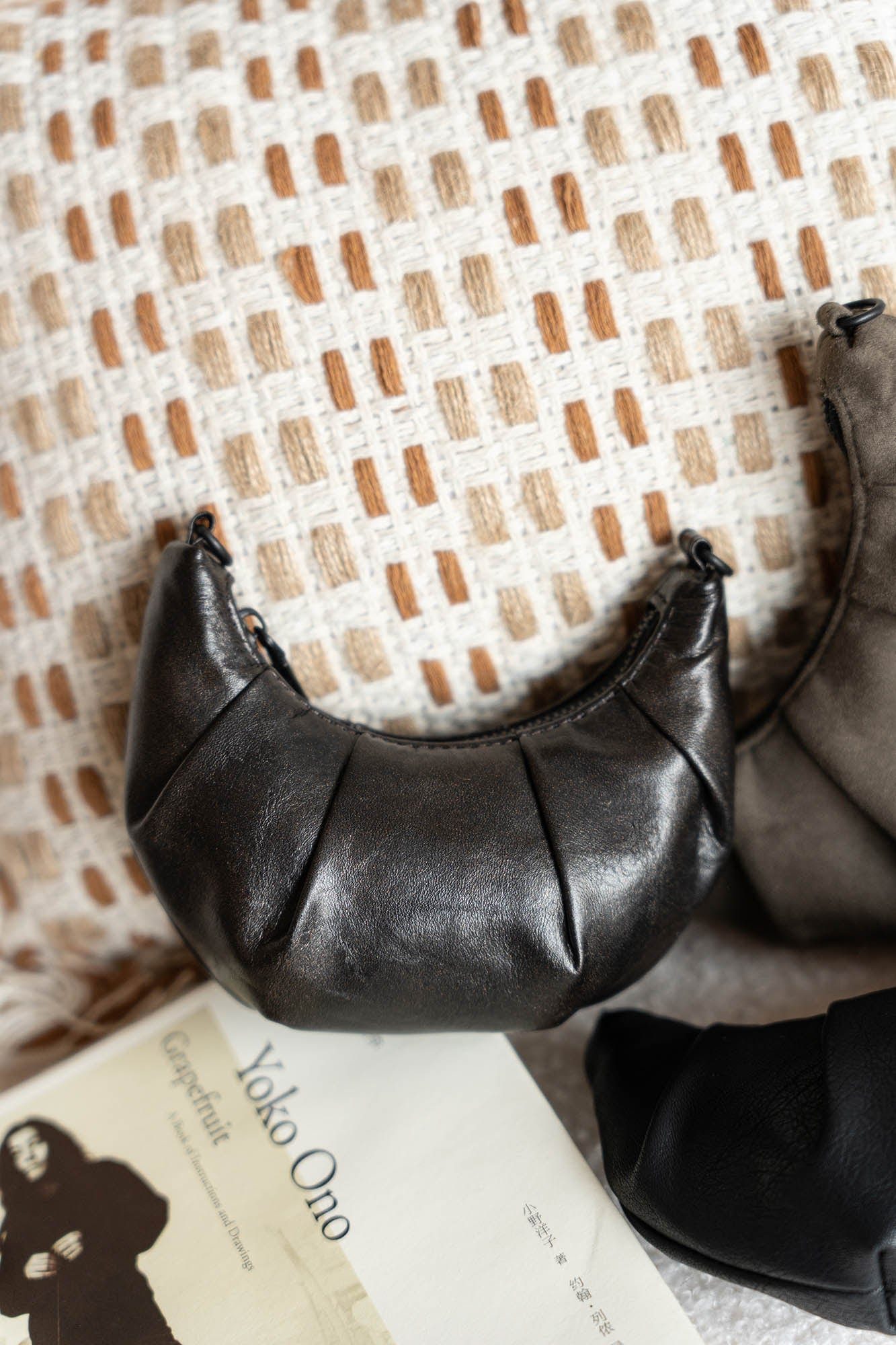 Porte-monnaie en forme de croissant -  accessoire tendance - Porte-monnaie croissant en suede et cuir pour un style unique