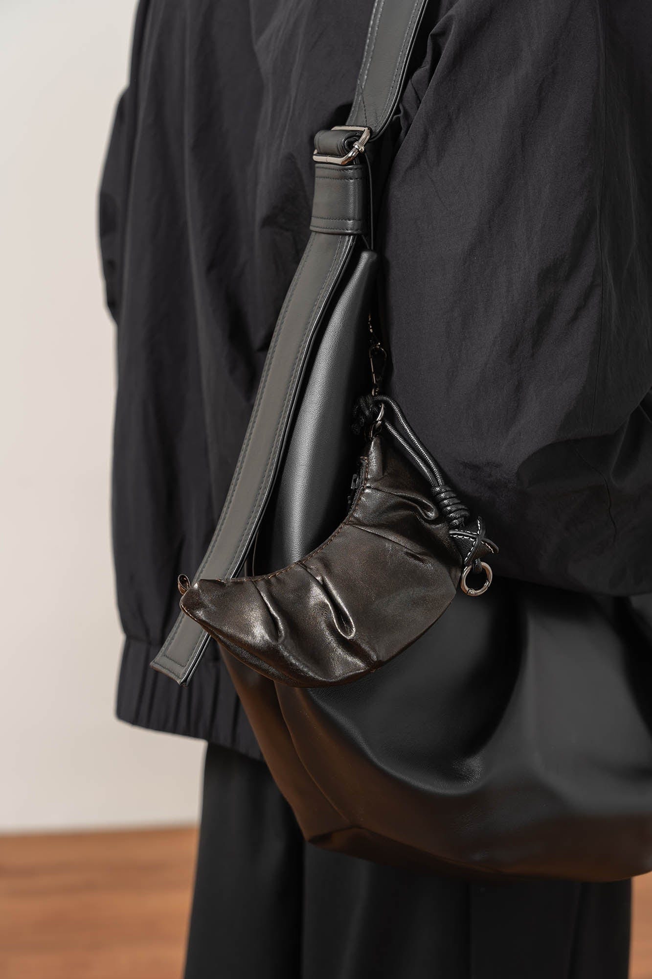 Porte-monnaie en forme de croissant -  design unique - Porte-monnaie croissant en suede et cuir pour un style unique