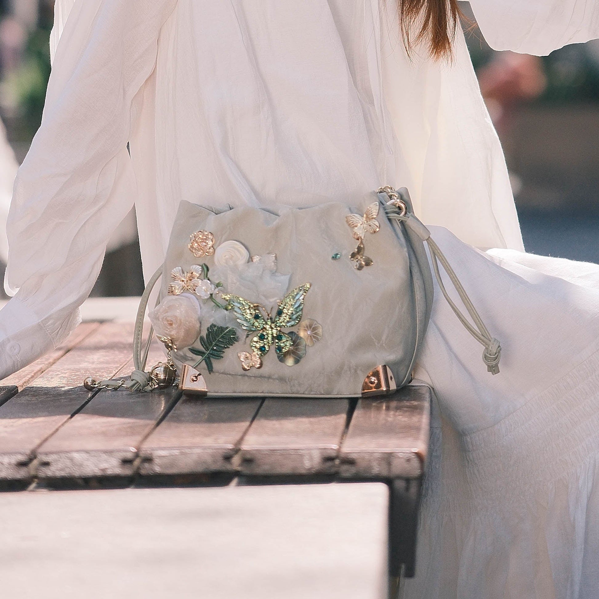 Sac seau à motifs floraux et papillons -  bandoulière réglable - Sac seau fleuri et papillons élégant en vert sauge