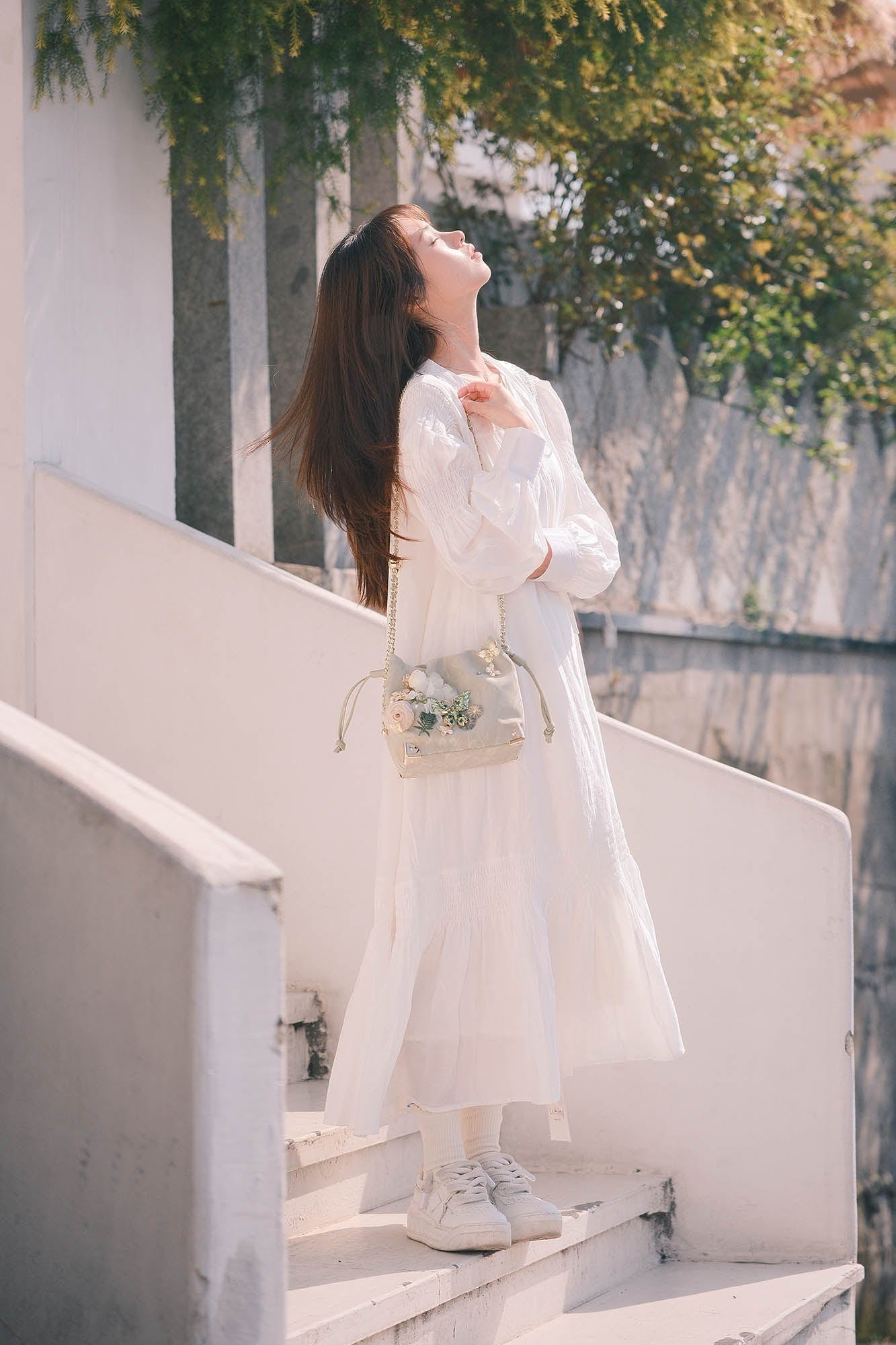 Sac seau à motifs floraux et papillons -  motifs floraux - Sac seau fleuri et papillons élégant en vert sauge