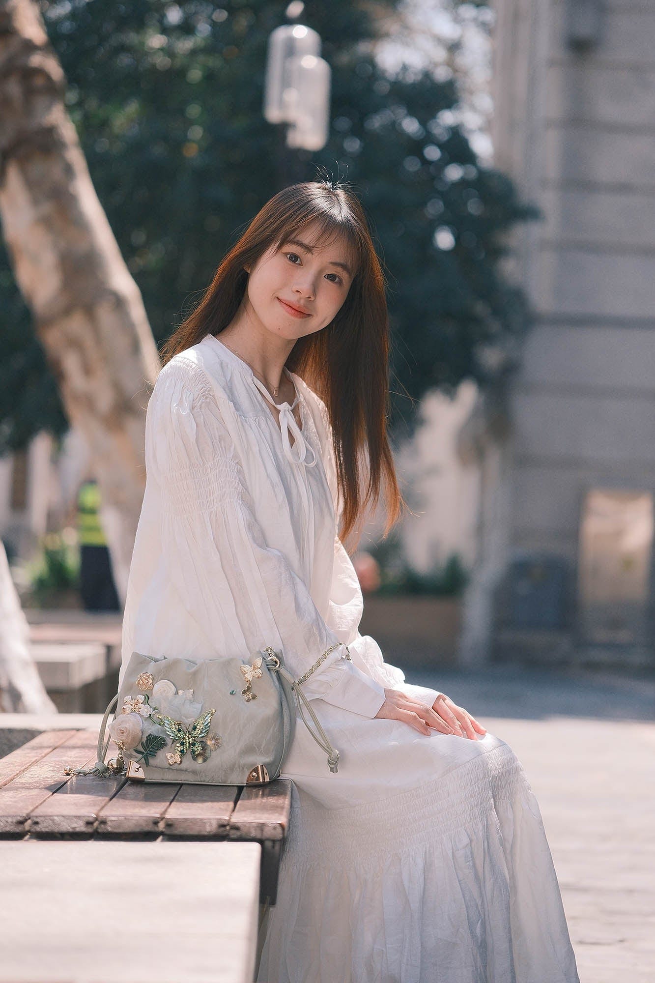 Sac seau à motifs floraux et papillons -  sac convertible - Sac seau fleuri et papillons élégant en vert sauge