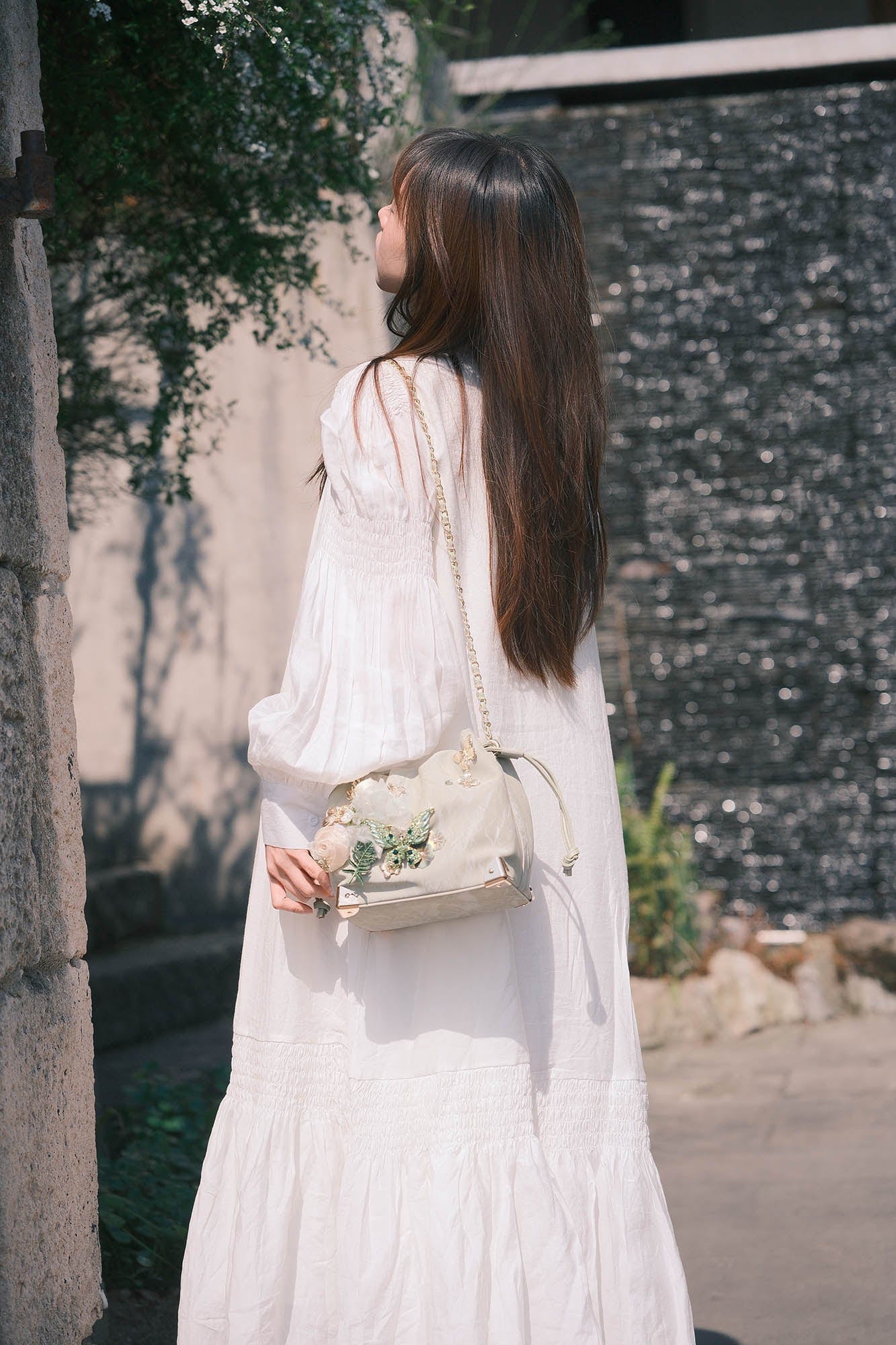 Sac seau à motifs floraux et papillons -  sac en satin - Sac seau fleuri et papillons élégant en vert sauge