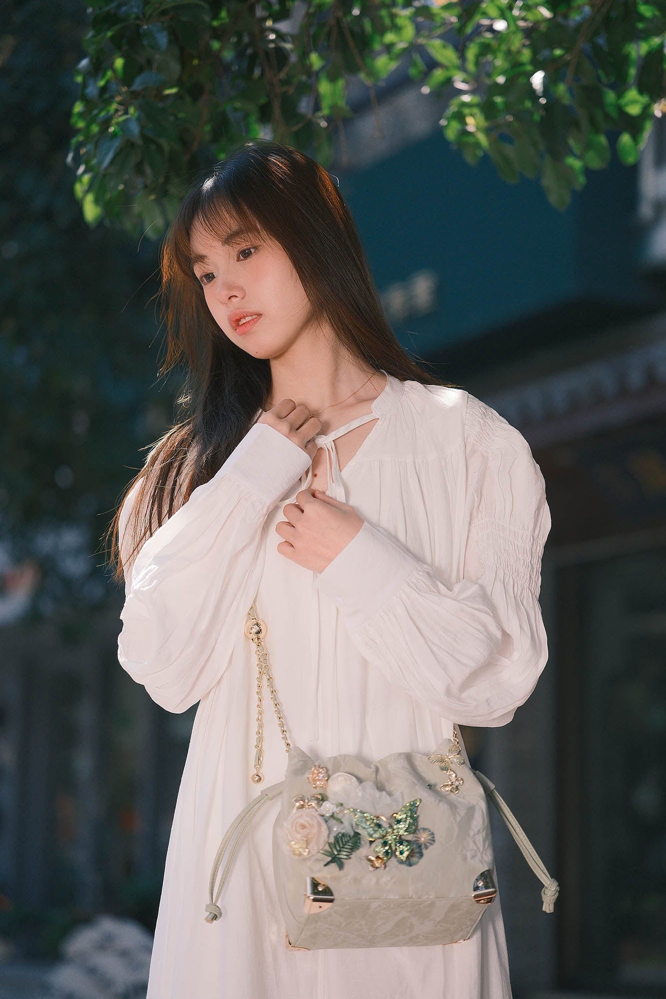 Sac seau à motifs floraux et papillons - sac à fleurs - Sac seau fleuri et papillons élégant en vert sauge