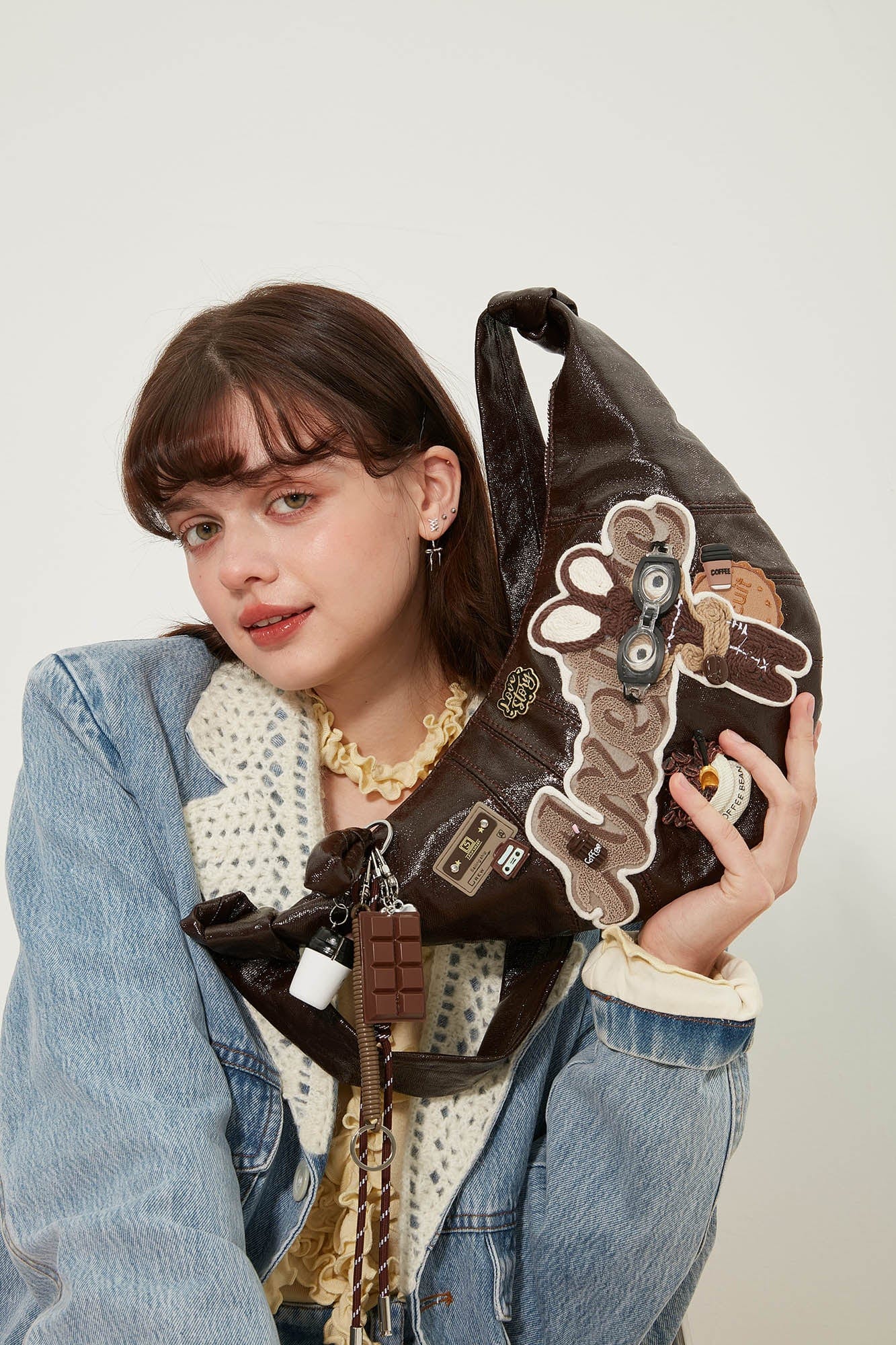 Sac Tote Croissant Lapin Fantaisiste -  accessoires de mode - Sac Tote en Croissant avec Détails de Café