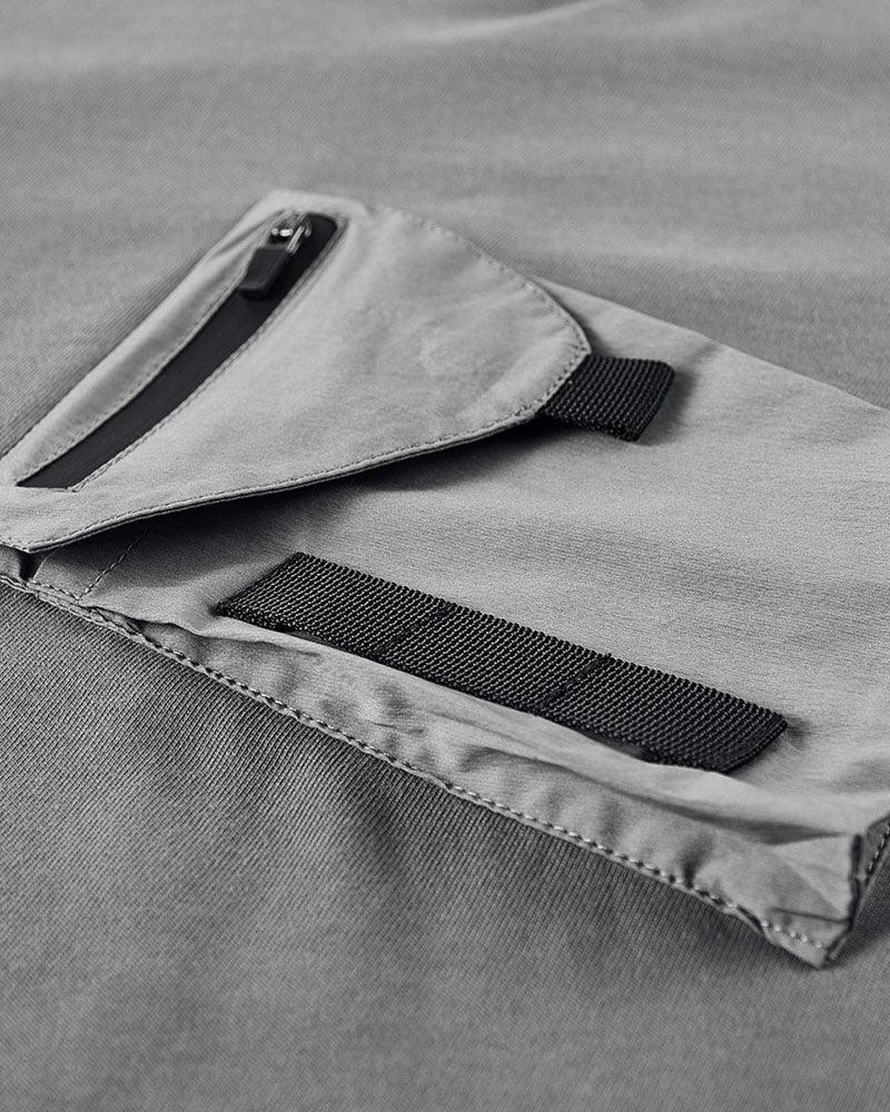 Tee-shirt à capuche essentiel avec poches -  grise - Tee-shirt à capuche gris avec poche poitrine pratique