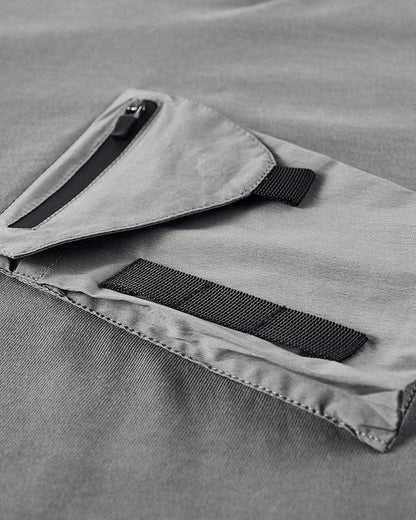 Tee-shirt à capuche essentiel avec poches -  grise - Tee-shirt à capuche gris avec poche poitrine pratique