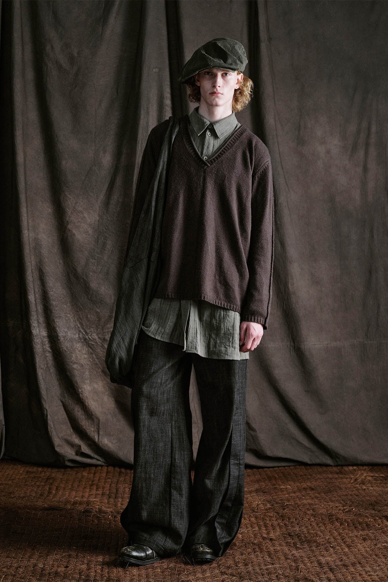 Tote Large Élégante en Croissant -  design architectural - Tote Large Élégante en Croissant pour un Style Unique